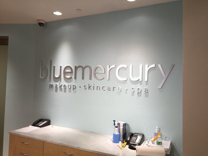 A lightweight and weather-resistant aluminium sign with engraved text and a modern design, installed on a business facade in New York City.
Aluminium signs are a popular choice for businesses looking for durable and professional signage. These signs 