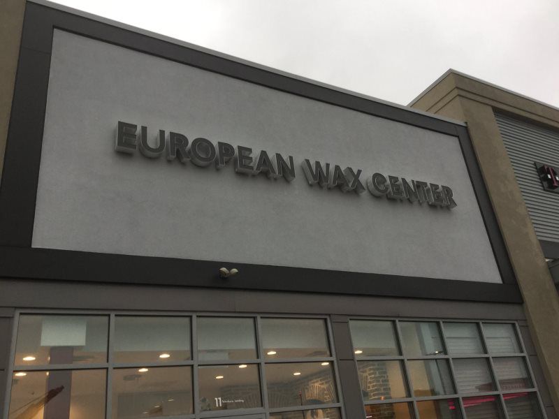 Mineola Channel Letters
A bold and vibrant channel letter sign with high-contrast colors, perfect for making a strong impression on storefronts in Mineola, New York. Designed by Wendell Awnings, this sign works well with commercial entrance canopies,