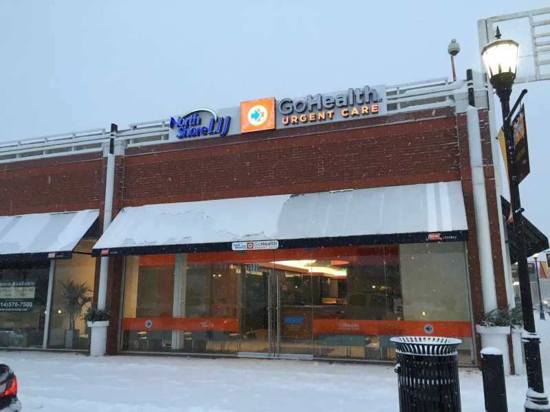Channel Letters
A bold exposed neon channel letter sign with a vintage flair, perfect for retro-themed businesses in Mineola, New York. Produced by Awningstar, this sign pairs beautifully with commercial storefront awnings, residential canopy awnings