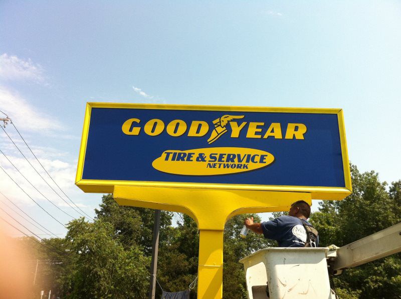 Mineola Monument Pylon Signs
A tall, illuminated pole sign with bold branding and vibrant graphics, installed outside a fast-food restaurant in New York City.
Description: The illuminated pole sign is a classic and effective choice for businesses loo