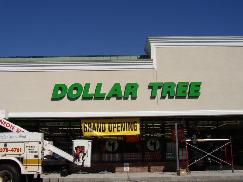 Mineola Channel Letters
A striking day/night channel letter sign with dual-color functionality, ensuring high visibility at all times, perfect for businesses in Mineola, New York. Produced by Roll Up Awnings, this sign is ideal for use with residenti