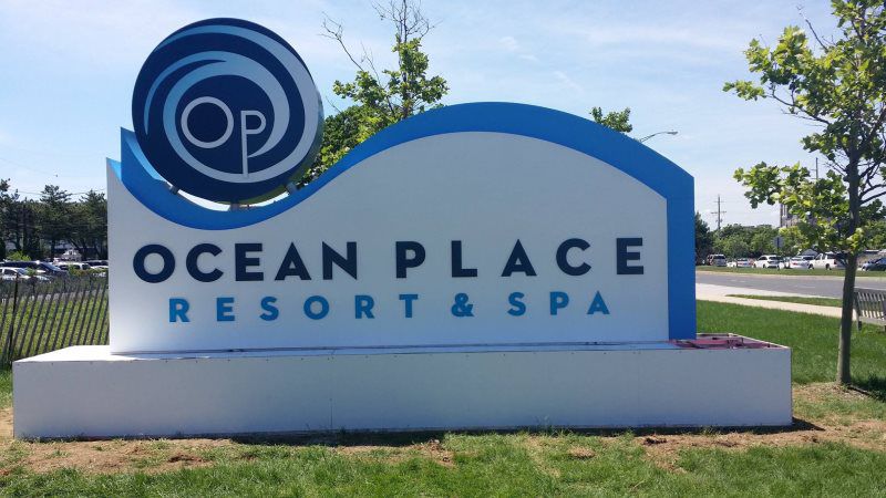 Mineola Monument Pylon Signs
A beautifully crafted custom stone monument sign with engraved lettering and soft uplighting, marking the entrance of a prestigious residential community.
The custom stone monument sign is a timeless and elegant signage o