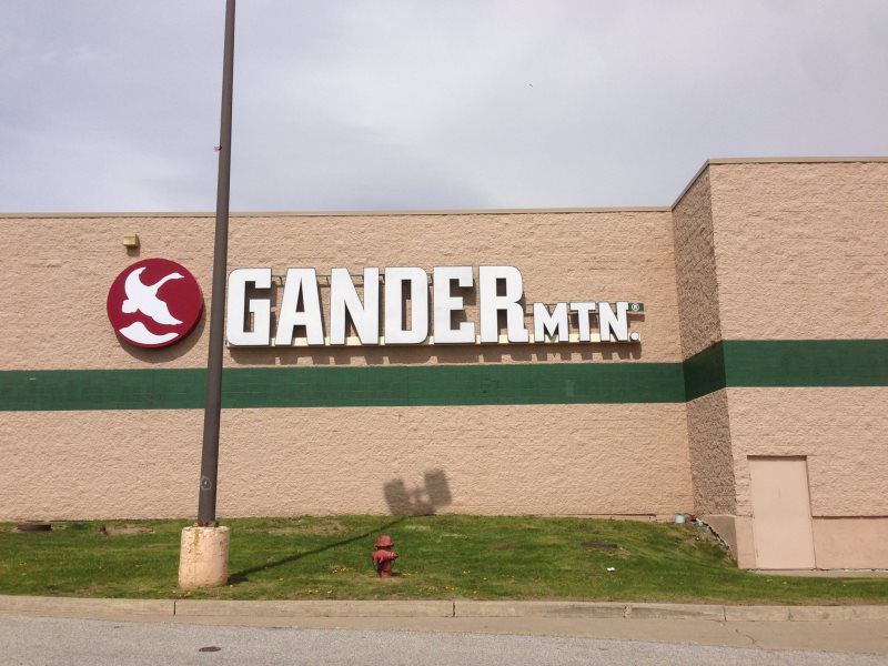 Mineola Channel Letters
A modern trimless channel letter sign with a minimalist design, perfect for businesses in Mineola, New York, seeking a sleek and unobtrusive signage option. Designed by Roll Up Awnings, this sign pairs well with commercial ent