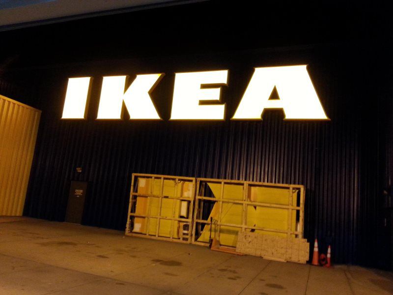 Mineola Channel Letters IKEA
A vibrant front-lit channel letter sign with LED illumination, designed for high-traffic areas in Mineola, New York. Created by Roll Up Awnings, this sign is ideal for pairing with patio awnings near me, outdoor canopy sa