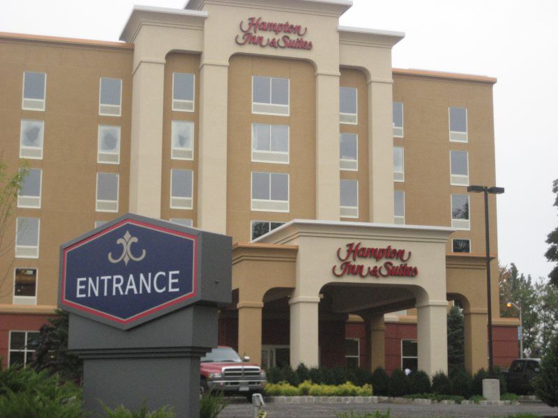 Mineola Channel Letters
A unique specialty channel letter sign featuring custom shapes and fonts, designed to reflect the distinct branding of businesses in Mineola, New York. Crafted by Mineola Signs and Awnings, this sign pairs well with residentia