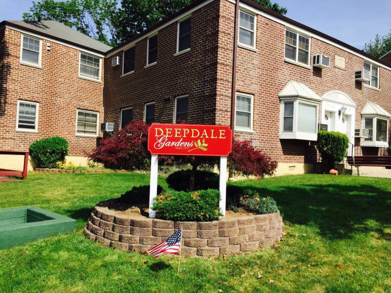 Mineola Carved Signs Deepdale
A detailed wooden carved sign with a vintage look, suitable for residential homes and small businesses in Mineola, New York. Crafted by Roll Up Awnings, this sign is perfect for pairing with our residential awnings near 