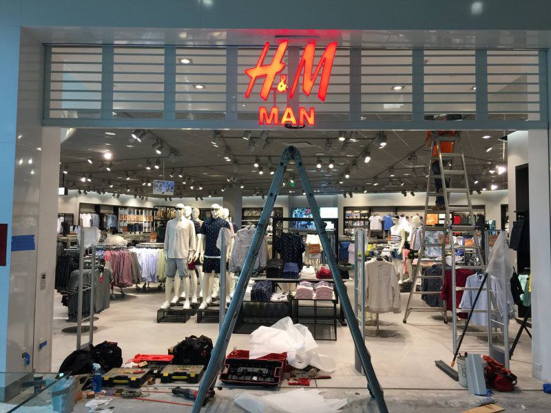 H&M Channel Letters
A striking open face channel letter sign with exposed neon, offering a vintage look for storefronts in Mineola, New York. Designed by Wendell Awnings North, this sign is ideal for use with commercial entrance awnings, residential 