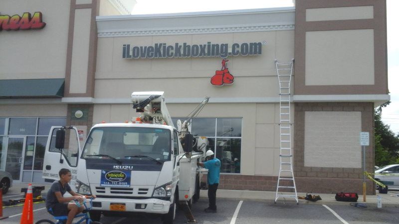 Mineola Channel Letters
A modern non-illuminated channel letter sign with clean lines, ideal for businesses in Mineola, New York, seeking a minimalist aesthetic. Crafted by Wendell Awnings North, this sign pairs well with commercial entrance canopies