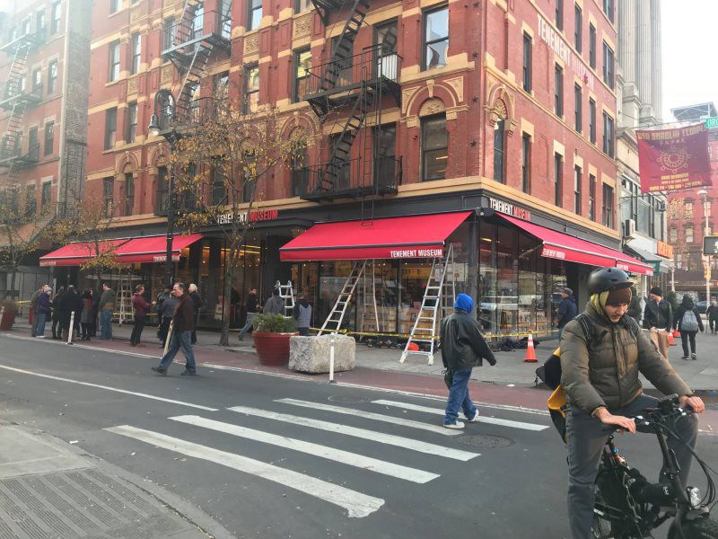 Mineola Awnings Signs
Custom community awning by Mineola Signs and Awnings, Mineola, New York
A versatile community awning installed by Mineola Signs and Awnings in Mineola, New York. This awning is designed to enhance outdoor communal areas, offerin