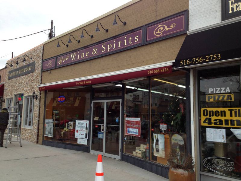 Mineola Awnings Signs
Shop awning installation by Mineola Signs and Awnings in Mineola
A vibrant shop awning from Mineola Signs and Awnings, located in Mineola, New York. This awning is perfect for attracting customers and protecting your entrance, i