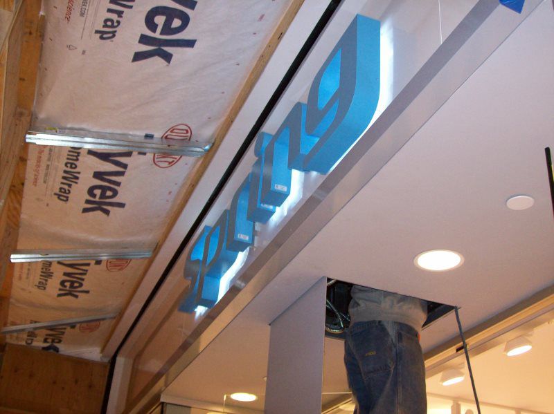 Mineola Channel Letters
A retro-style exposed neon channel letter sign with eye-catching illumination, perfect for businesses in Mineola, New York, looking to create a vintage aesthetic. Crafted by Wendell Awnings North, this sign pairs well with gar